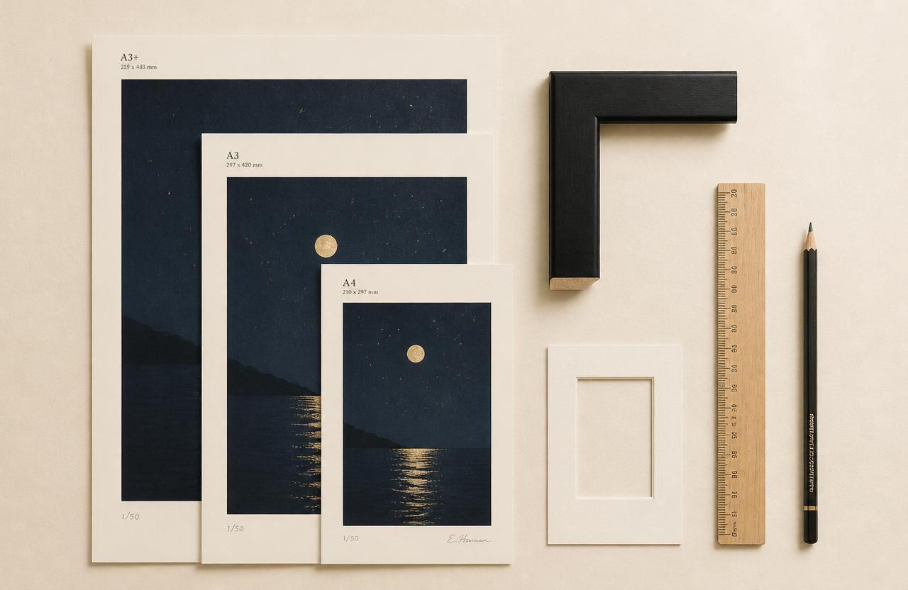 Flat-Lay mit gestapelten Fine-Art Prints in den Formaten A4, A3 und A3+ neben einem schwarzen Bilderrahmen-Profil, Lineal und Bleistift